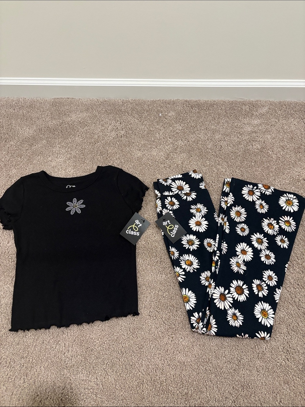 art class Black Top with Daisy-Print Black Leggings